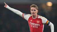 Pemain Arsenal Martin Odegaard saat pertandingan sepak bola Liga Inggris antara Arsenal dan Wolverhampton Wanderers di Emirates Stadium, London, Inggris, Sabtu (2/12/2023). (AP Photo/Alastair Grant)