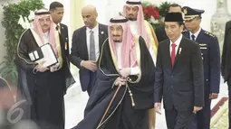 Raja Arab Saudi Salman bin Abdulaziz Al-Saud bersama Presiden Joko Widodo saat berada di Istana Bogor, Jawa Barat, Rabu (1/2). Pemerintah Arab berencana akan menanamkan investasi senilai Rp300 triliun di Indonesia. (Liputan6.com/Angga Yuniar) 