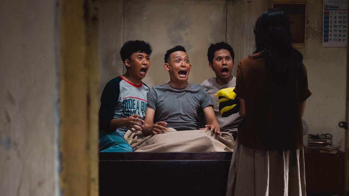 Fajar Nugra dan Sadana Agung Main Film Warung Pocong, Sorot Keseimbangan Antara Seram dan Lucu