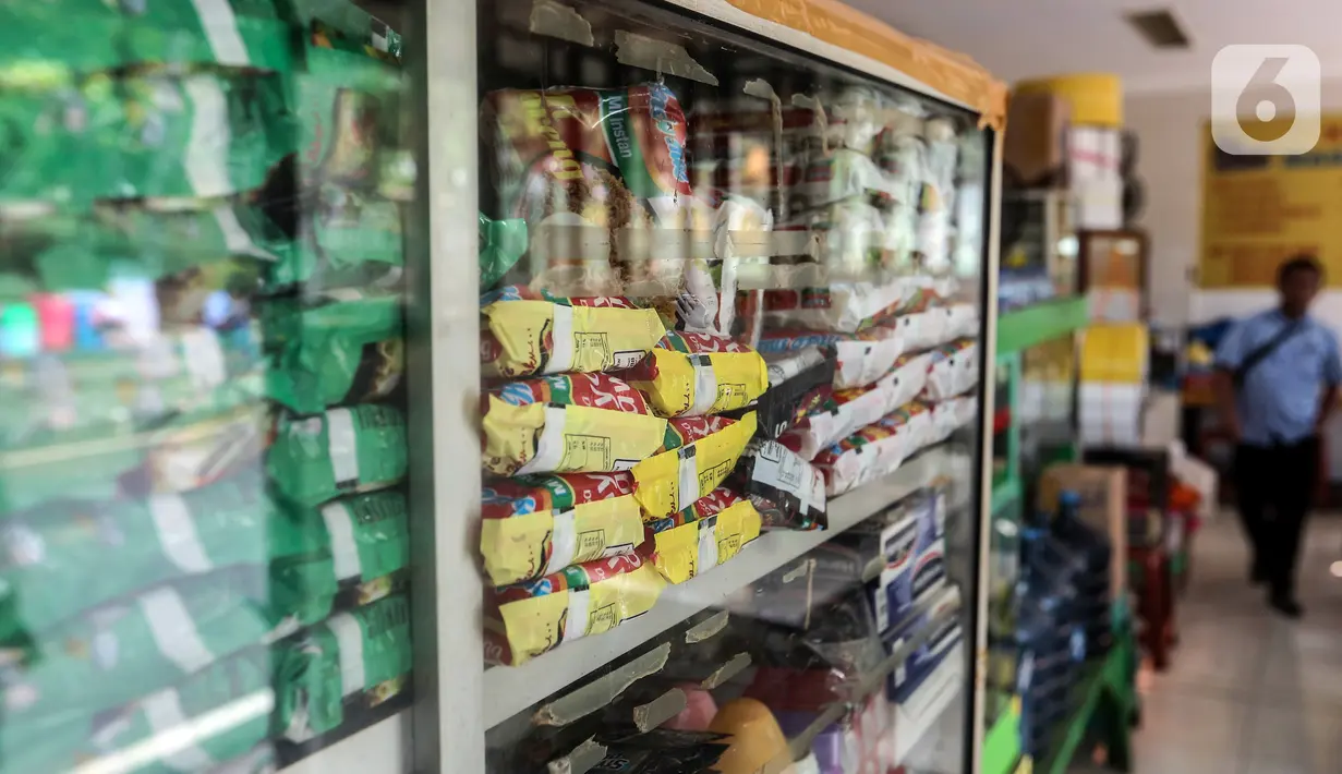 Aneka jenis mi instan ditampilkan dalam etalase di warung kopi (Warkop), Jakarta, Kamis (11/8/2022). Perang yang terjadi antara Rusia dan Ukraina berdampak pada naiknya harga mi instan. (Liputan6.com/Johan Tallo)