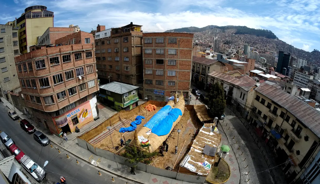 Perahu 'Viracocha III' dilihat dari atas saat dalam proses penyelesaian di tengah kota La Paz Bolivia (19/10). Perahu ini akan digunakan mengarungi Samudera Pasifik selama enam bulan dari Cile ke Australia. (Reuters/David Mercado)