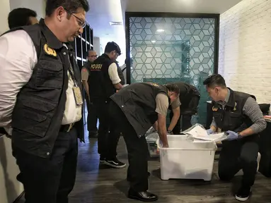 Satgas Anti Mafia Bola Polri mengamankan barang bukti hasil penggeledahan dari kantor PSSI di FX Tower, Jakarta, Rabu (30/1). Dokumen tersebut berkaitan dengan anggaran tahun 2017 dan 2018 dari PSSI. (Liputan6.com/Faizal Fanani)