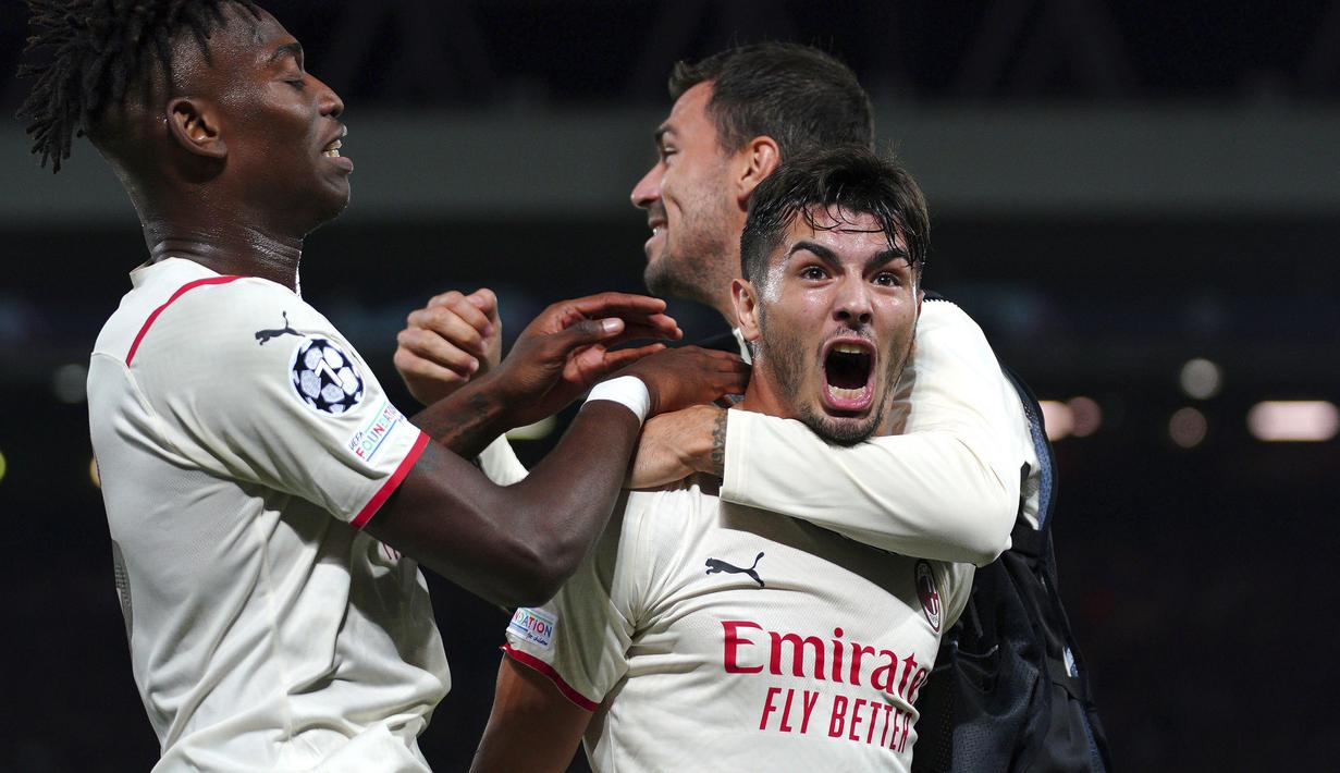 Dua menit berselang, AC Milan berbalik memimpin pertandingan. Brahim Diaz sukses menjebol gawang Liverpool setelah memanfaatkan bola muntahan hasil blokade kiper Trent Alexander-Arnold. Keunggulan 2-1 AC Milan bertahan hingga turun minum. (Foto: PA via AP/Peter Byrne)
