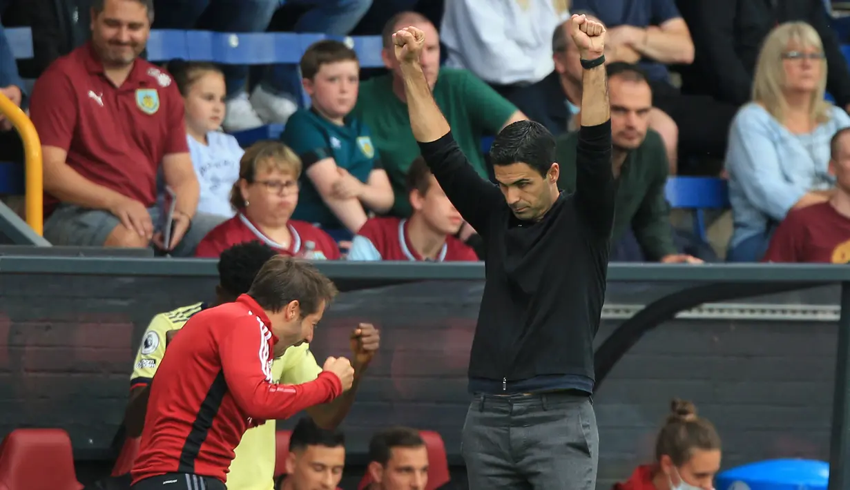 Arsenal meraih kemenangan keduanya secara beruntun dalam laga pekan ke-5 Liga Inggris 2021/2022, Sabtu (18/9/2021). Kali ini giliran tuan runmah Burnley yang dikalahkan The Gunners 1-0 lewat gol tendangan bebas kaki kiri Martin Odegaard pada menit ke-29. (AFP/Lindsey Parnaby)