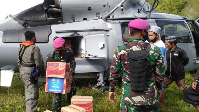 2 helikopter TNI AL dikerahkan untuk mengirimkan bantuan ke wilayah terisolasi akibat gempa di Sulbar. (Foto: Liputan6.com/Abdul Rajab Umar)