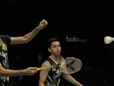 Pasangan Indonesia, Fajar Alfian/Muhammad Rian Ardianto kalah dari pasangan Denmark, Mathias Boe/Carsten Mogensen pada laga semifinal Indonesia Open 2017 di JCC, Sabtu, (17/6/2017). Indonesia kalah 21-17 18-21 21-12. (Bola.com/M Iqbal Ichsan)