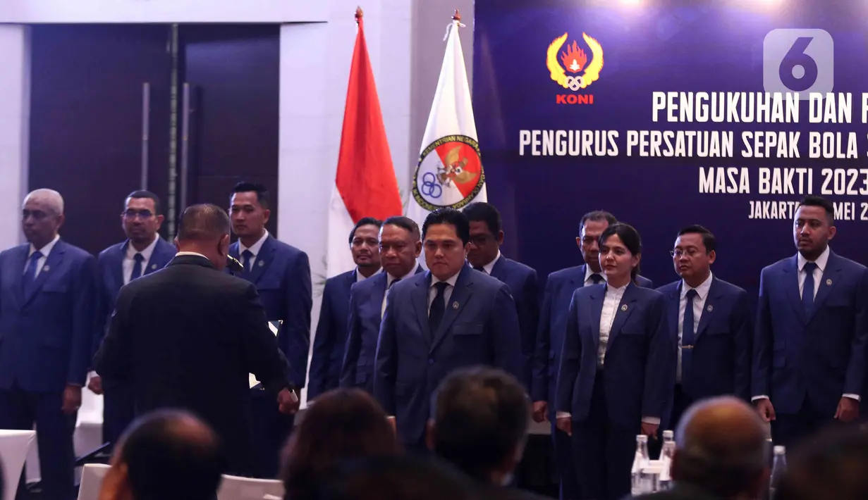 Ketua Umum PSSI, Erick Thohir (tengah) dan jajaran PSSI lainnya saat dilantik di Hotel Fairmont, Senayan, Jakarta, Jumat (26/5/2023) siang. (Liputan6.com/Herman Zakharia)