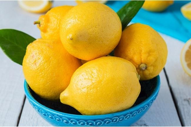 Buah lemon adalah salah satu buah yang sangat baik buat mengatasi masalah komedo | Photo: Copyright Thinkstockphotos.com