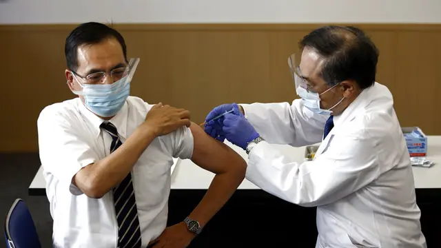 FOTO: Jepang Mulai Vaksinasi Virus Corona COVID-19