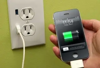 Ilustrasi charger handphone | Via: lebahmaster.com