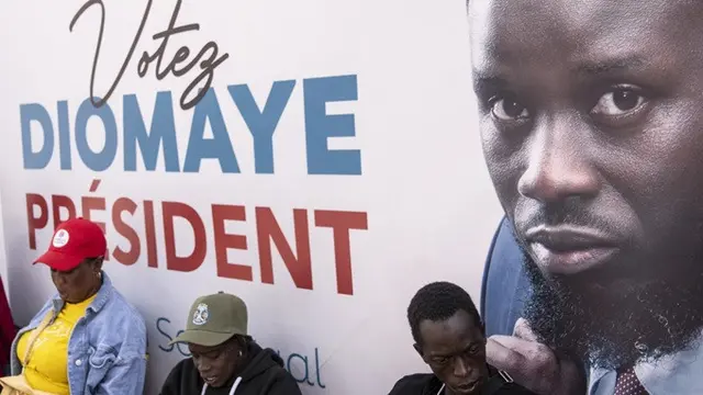 Para pendukung Bassirou Diomaye Faye di markas kampanyenya di Dakar, Senegal, pada Senin (25/3/2024).