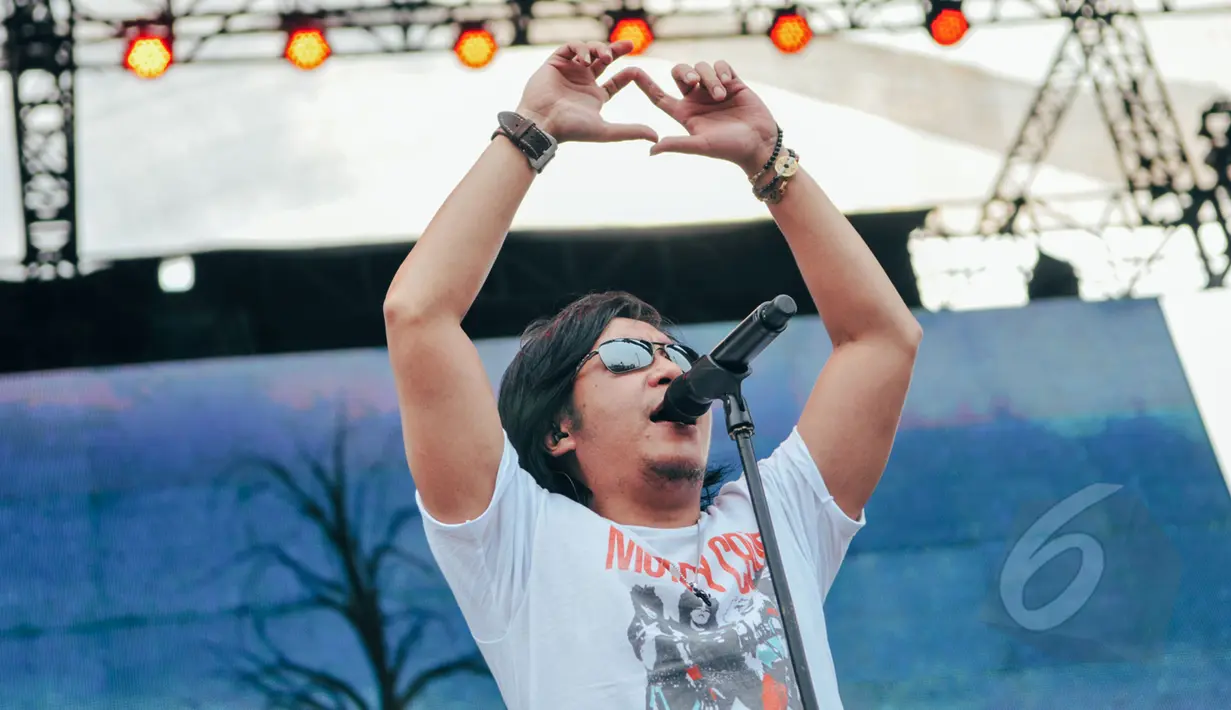 Dengan suara Khasnya, Ari Lasso sukses meramaikan Konser Drug Free Asia Afrika di Kawasan Monas, Jakarta, Minggu (19/4). Konser dalam rangkaian KAA itu sebagai kampanye pencegahan penyalahgunaan narkotik. (Liputan6.com/Faizal Fanani)