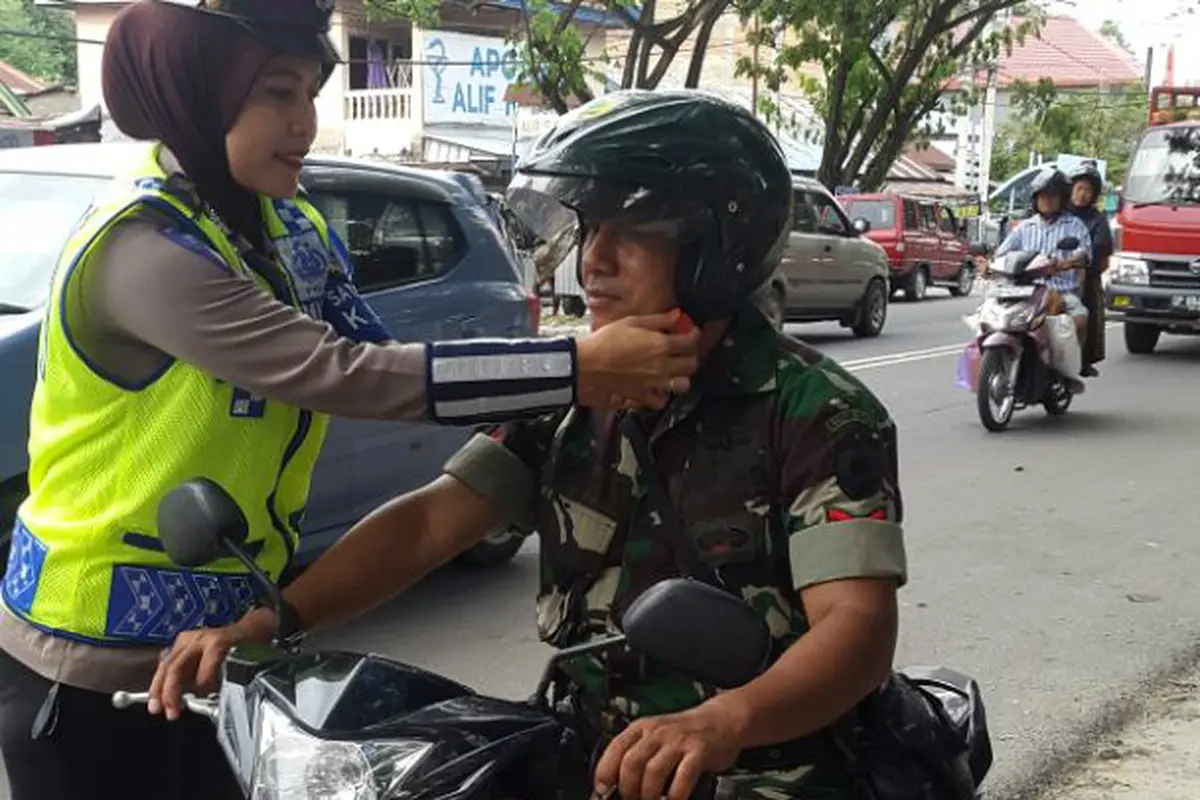 Gelar Razia, Polwan Ini Inisiatif Rapikan Helm Prajurit TNI