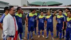 Ketua Umum DPP PAN Zulkifli Hasan (kiri) bersama sejumlah pengurus sebelum memulai pertandingan persahabatan antara Tim Fraksi PAN DPR dan Tim Selebritis, di lapangan  Kompleks Parlemen, Jakarta, Sabtu (22/8/2015). (Liputan6.com/Andrian M Tunay)