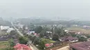 Gambar udara ini memperlihatkan kabut asap akibat kebakaran hutan yang menyelimuti Desa Lanjak di Kapuas Hulu, Kalimantan Barat, Jumat, 4 September 2026. (AFP/ Bay Ismoyo)