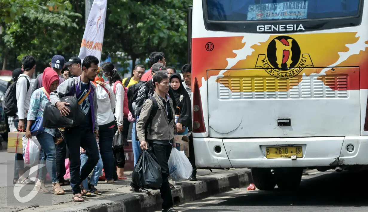 Sejumlah pemudik dari wilayah Jawa Barat mulai tiba di Terminal Kampung Rambutan, Jakarta Timur, Sabtu (9/7). Puncak arus balik Lebaran diprediksi terjadi pada Sabtu- Minggu (9-10) Juli 2016. (Liputan6.com/Yoppy Renato)