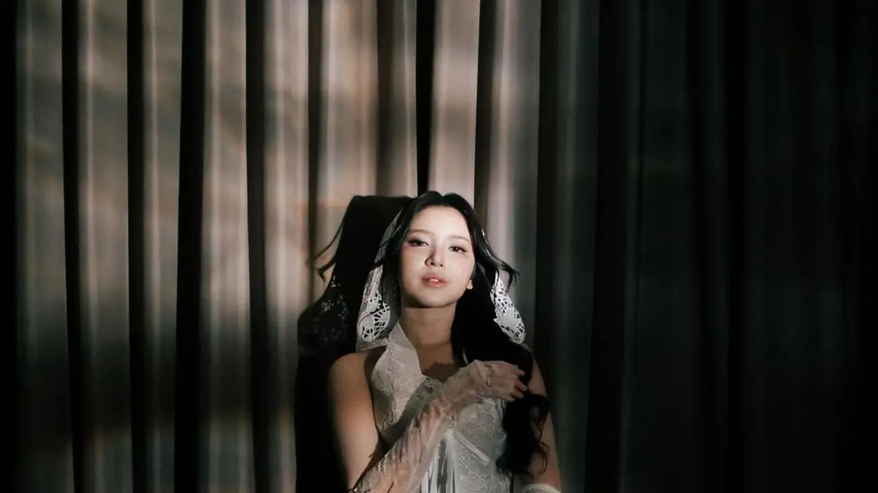 Aksi Panggung Tiara Andini yang Memukau dengan Tampilan Bak Pengantin Bergaun Lace Coquette