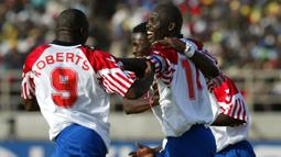 Bersama Timnas Liberia, ia belum sekalipun meraih gelar Piala Afrika. Liberia hanya dua kali dibawanya ke Piala Afrika, dan keduanya kandas di fase grup. Bersama Timnas Liberia, ia total mencetak 22 gol dan menjadi top skor sepanjang masa Timnas Liberia. (AFP/Franck Fife)
