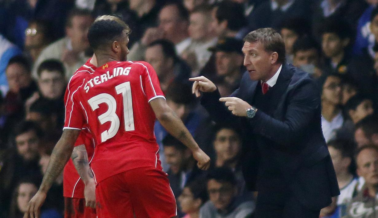 Pelatih The Reds, Brendan Rodgers memberi arahan kepada pemainnya Raheem Sterling