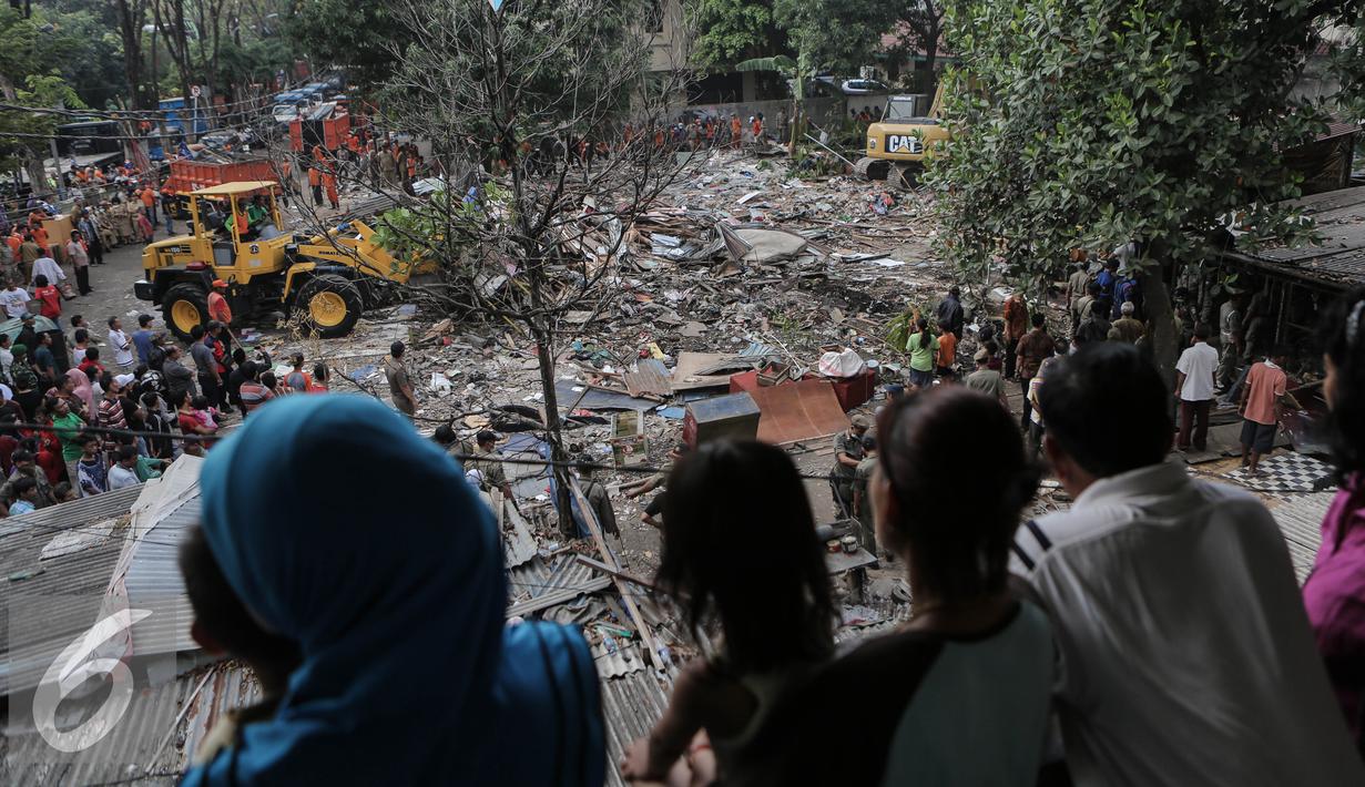 Petugas melakukan upaya penggusuran di kawasan Rawasari Selatan, Jakarta, Kamis (23/7/2015). Pemprov DKI Jakarta mengambil alih lahan seluas 1.300 meter persegi yang selama lima tahun dikuasai pihak swasta. (Liputan6.com/Faizal Fanani)