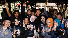 Cagub DKI Jakarta, Agus Harimurti Yudhoyono (AHY- tengah) berfoto bersama sebagian anggota DPD RI usai pertemuan di Jakarta, Selasa (24/1). Selain bertemu, AHY juga menyimak masukan dari para anggota DPD RI tersebut. (Liputan6.com/Helmi Fithriansyah)