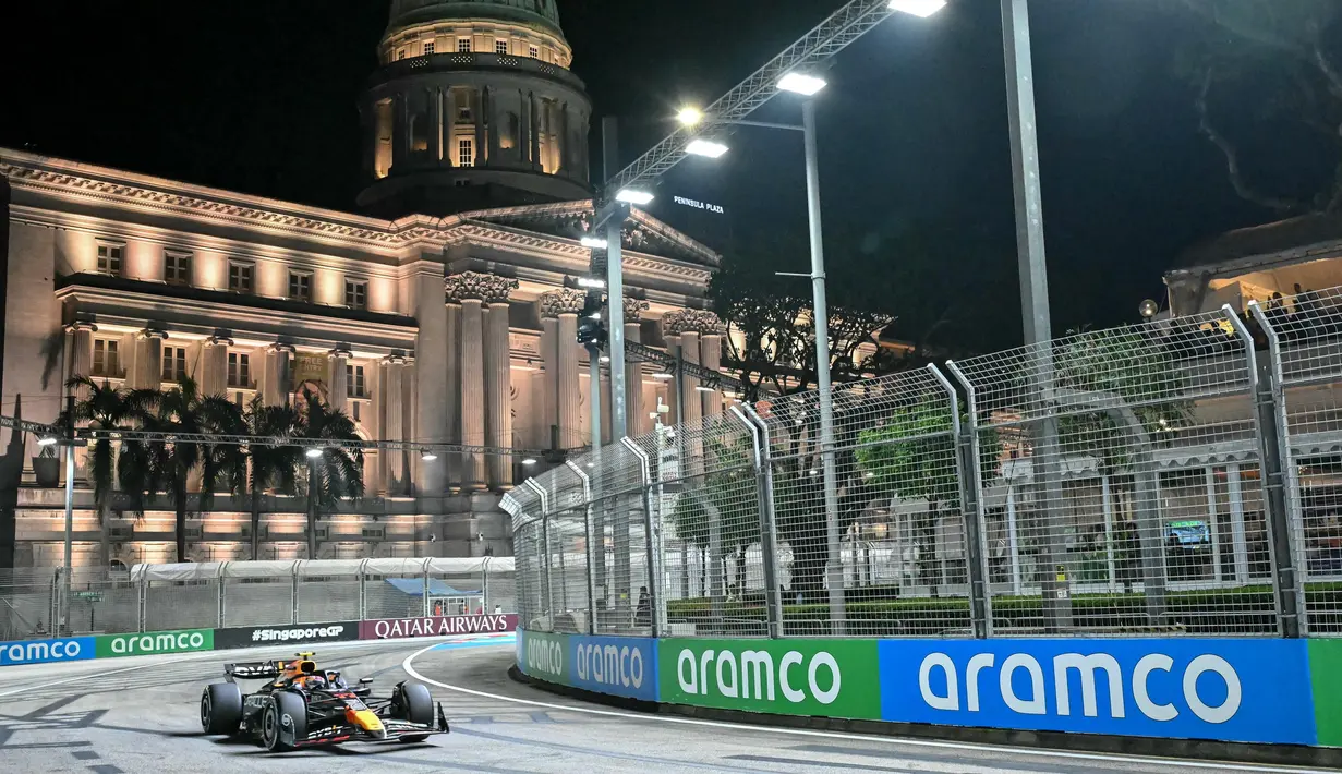 <p>Pembalap Red Bull Racing asal Meksiko, Sergio Perez melaju saat sesi latihan kedua menjelang balapan malam Grand Prix Formula 1 Singapura di Sirkuit Jalan Raya Marina Bay, Singapura, 20 September 2024. (ROSLAN RAHMAN/AFP)</p>
