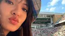 Raline Shah belakangan kerap berfoto selfie di berbagai acara. Tak ketinggalan Raline Shah yang kini punya banyak kenalan artis dan orang ternama di Eropa. Raline Shah seolah tak ingin melewatkan momen spesial saat idola bertanding tenis. (Liputan6.com/IG/ralineshah)