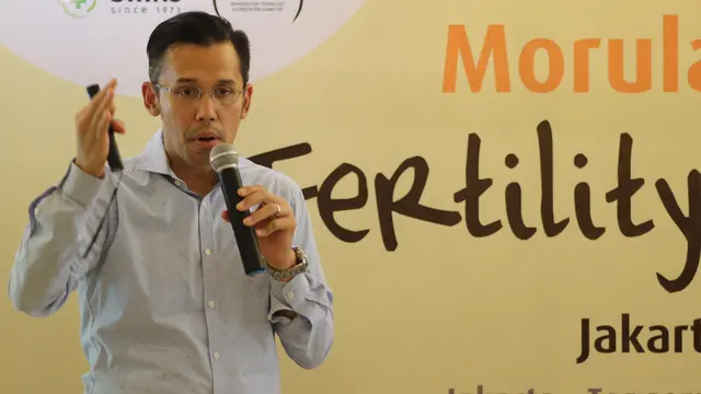 Dokter Ivan Sini, SpOG dari Morula IVF Indonesia menerangkan tentang program bayi tabung. (Foto: Liputan6.com/Johan Tallo)