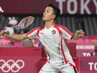 Pebulu tangkis nomor tunggal putra Indonesia, Sinisuka Ginting menjamu pebulu tangkis dari perwakilan Rusia (ROC), Sergey Sirant pada pertandingan keduanya di fase grup. Pertandingan tersebut merupakan debut pertemuan mereka. (Foto: AP/Dita Alangkara)