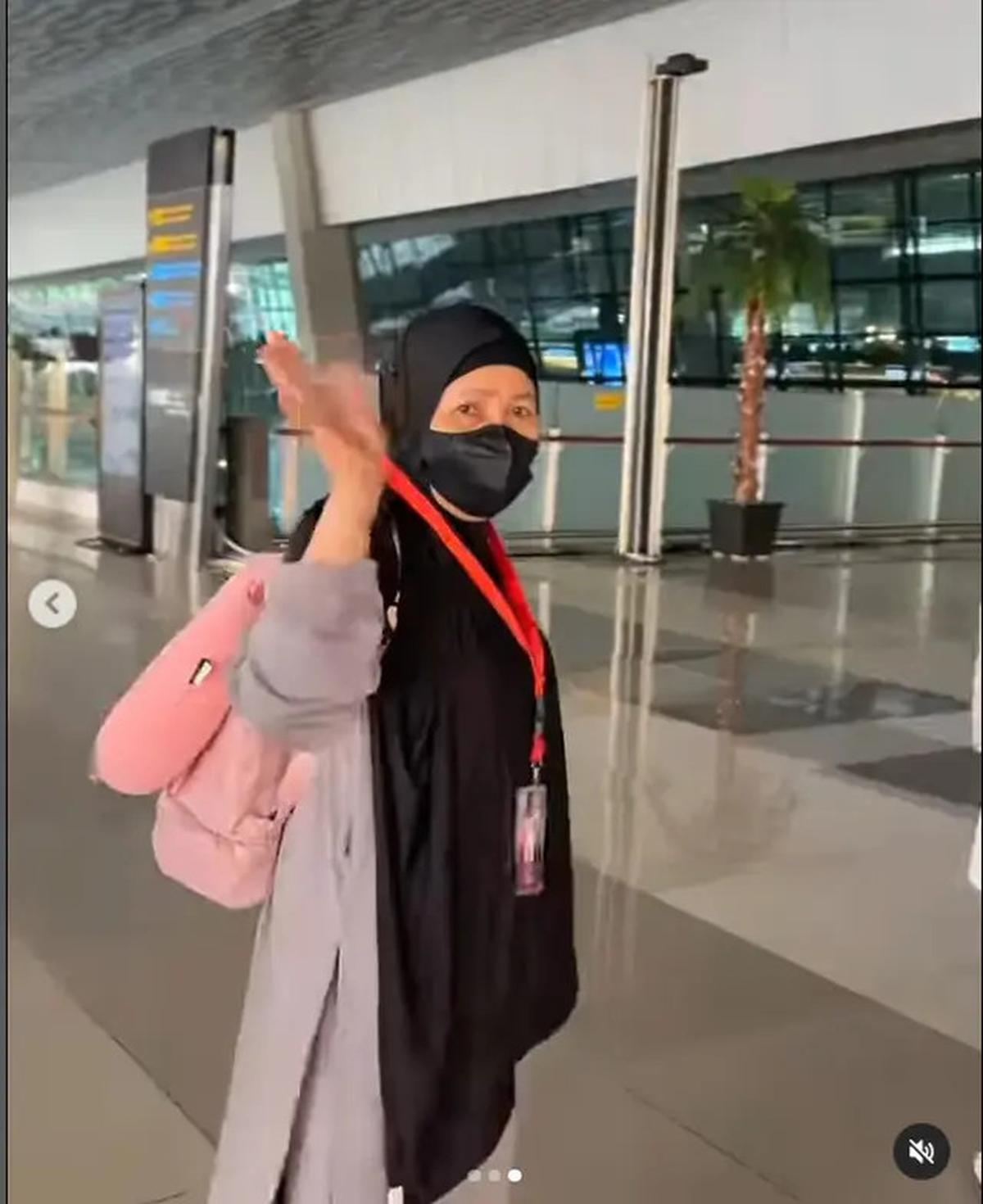 6 Potret Rara LIDA Antar Ibu Berangkat Haji, Perpisahan di Bandara Penuh Haru