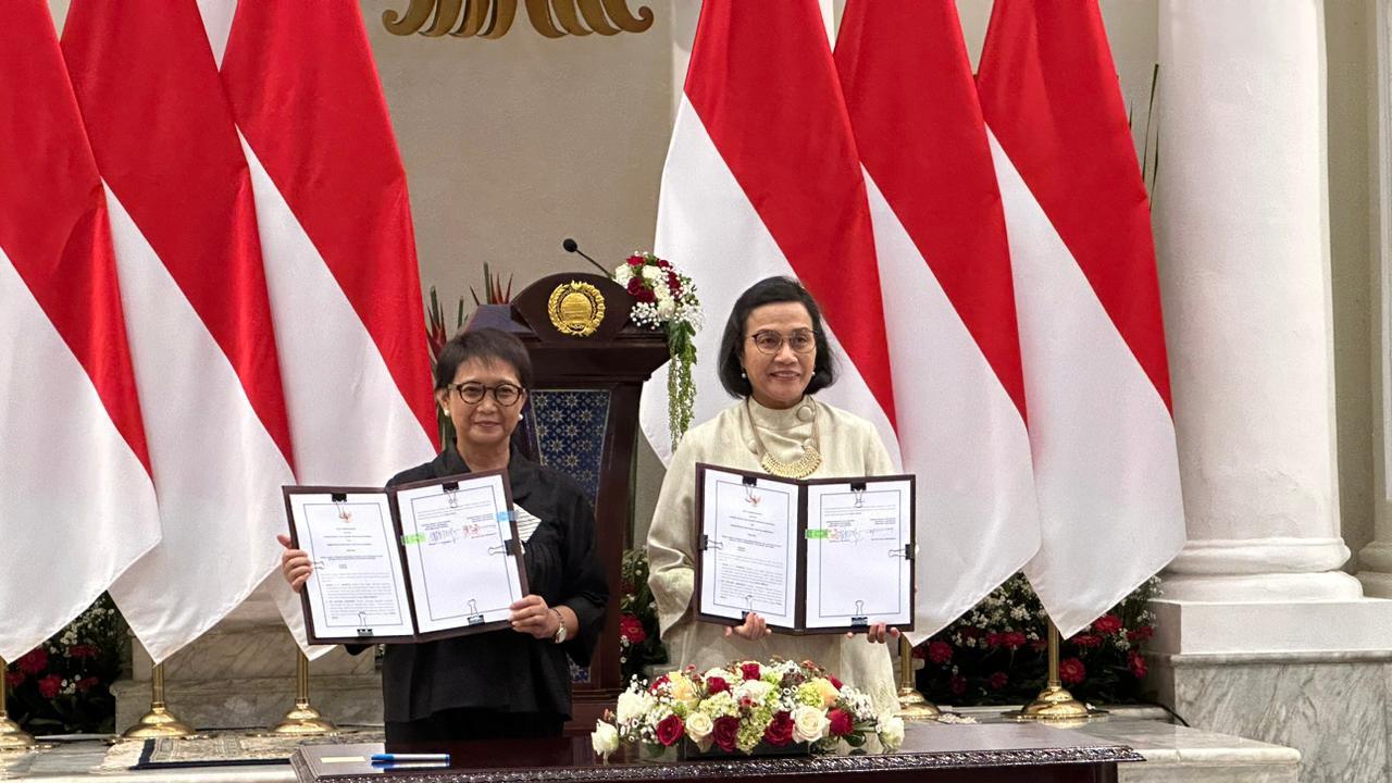 Menteri Luar Negeri Retno Marsudi (kiri) dan Menteri Keuangan Sri Mulyani Indrawati dalam Penandatanganan MoU Kerja Sama di Jakarta, Senin (14/8/2023). (Liputan6/Benedikta Miranti)