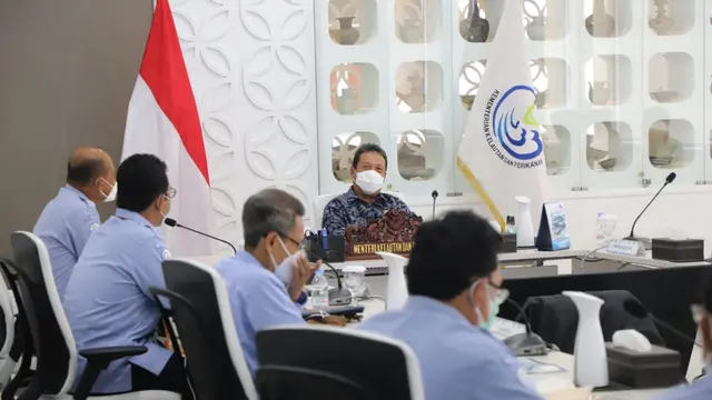 Menteri Kelautan dan Perikanan, Sakti Wahyu Trenggono saat memimpin rapat di KKP