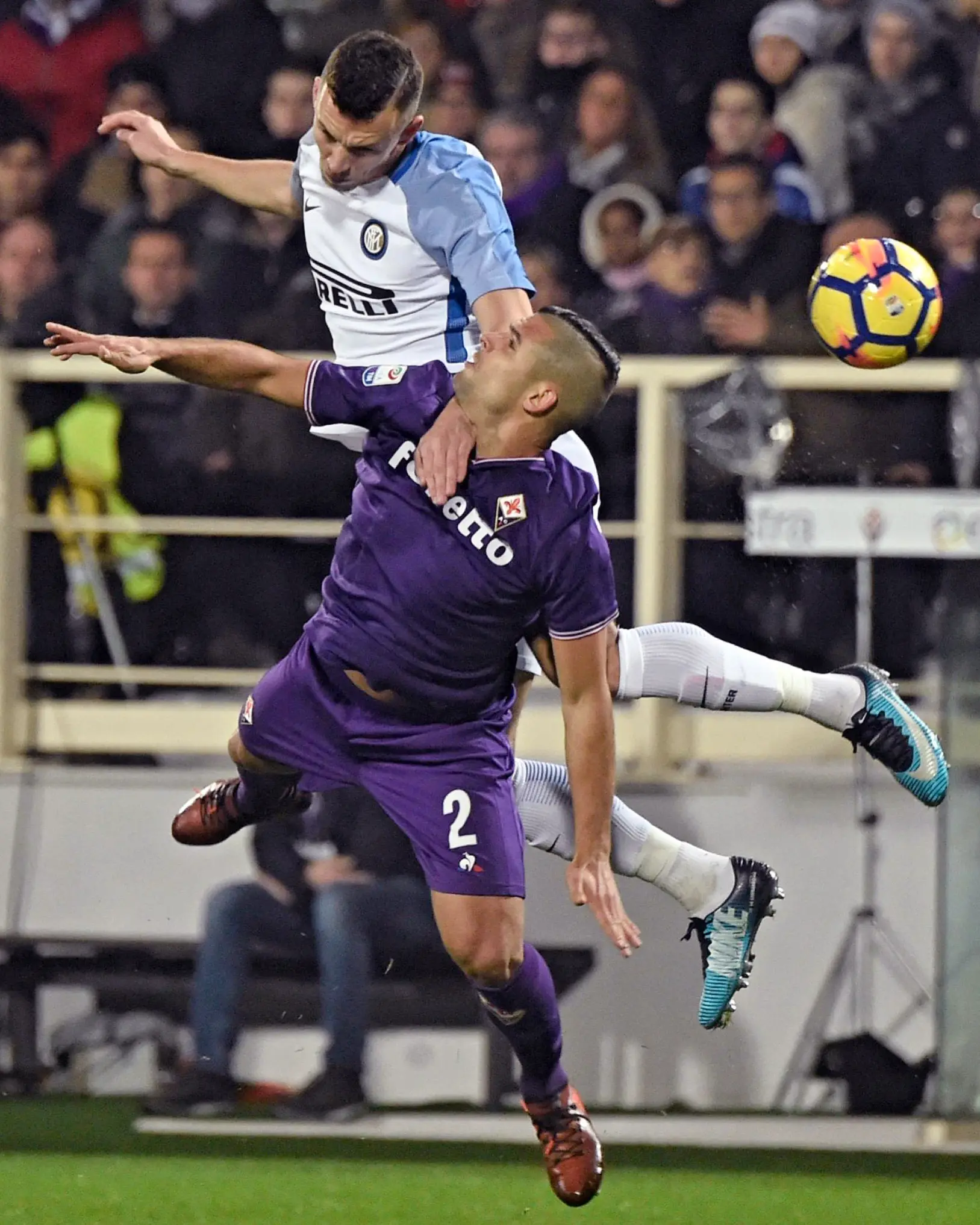 Duel pemain Fiorentina, Vincent Laurini (bawah) dan pemain Inter Milan, Ivan Perisic pada laga Serie A di Artemio Franchi Stadium, Florence, (5/1/2018). Inter bermain imbang 1-1 dengan Fiorentina. (Maurizio Degl'Innocenti/ANSA via AP)