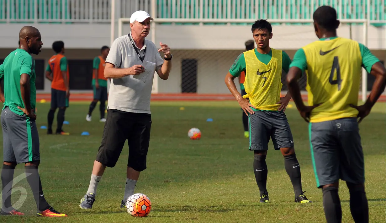 Pelatih kepala Timnas Indonesia, Alfred Riedl (kedua kiri) memberi arahan saat latihan seleksi di Stadion Pakansari, Kab Bogor, Selasa (9/8). Indonesia bakal berlaga di AFF Cup 2016, 19 November-17 Desember. (Liputan6.com/Helmi Fithriansyah)