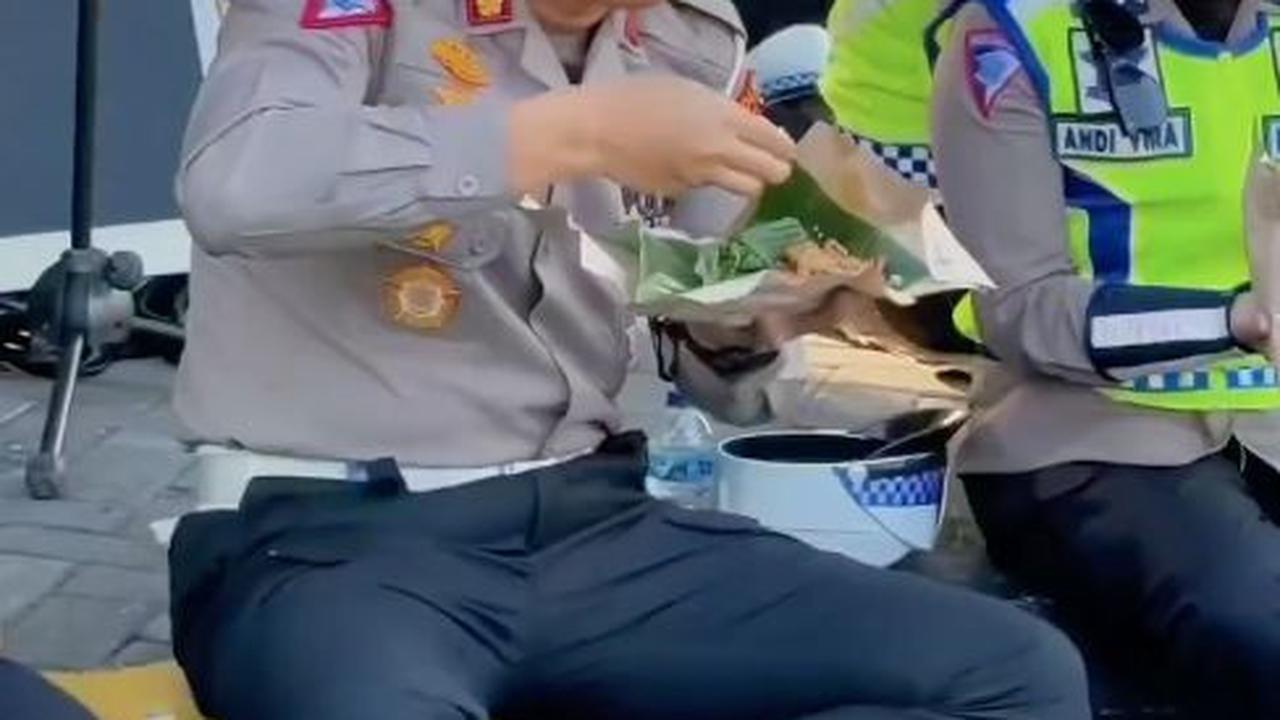 Makan Lesehan di Aspal<br>