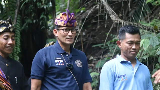 Menteri Pariwisata dan Ekonomi Kreatif Sandiaga Uno bertemu dengan dalang cilik Zahria di Desa Wisata Buwun Sejati.