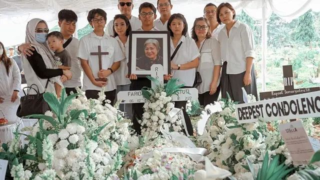 Gisel di makam ibunda Gading Marten (Instagram/gisel_la)