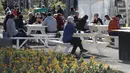 <p>Pelanggan menikmati makan siang di bawah sinar matahari di Pasar Riverside di Christchurch, Selandia Baru pada Minggu (9/8/2020). Selandia Baru pada Minggu kemarin telah berhasil melewati 100 hari tanpa merekam kasus Virus Corona COVID-19 yang ditularkan secara lokal. (AP Photo/Mark Baker)</p>