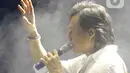 Sejumlah lagu andalan seperti Gerimis, Menjemput Impian, dan Yogyakarta serta Tak Bisa ke Lain Hati dinyanyikan kembali dengan apik oleh KLa Project dan berhasil menghanyutkan suasana. (Liputan6.com/Herman Zakharia)