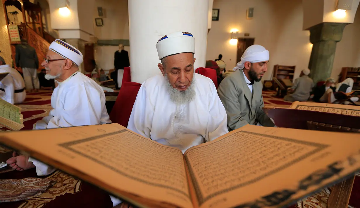 Seorang pria Yaman membaca Alquran di Masjid Agung Sanaa pada 6 Maret 2025, saat bulan suci Ramadan. (MOHAMMED HUWAIS/AFP)