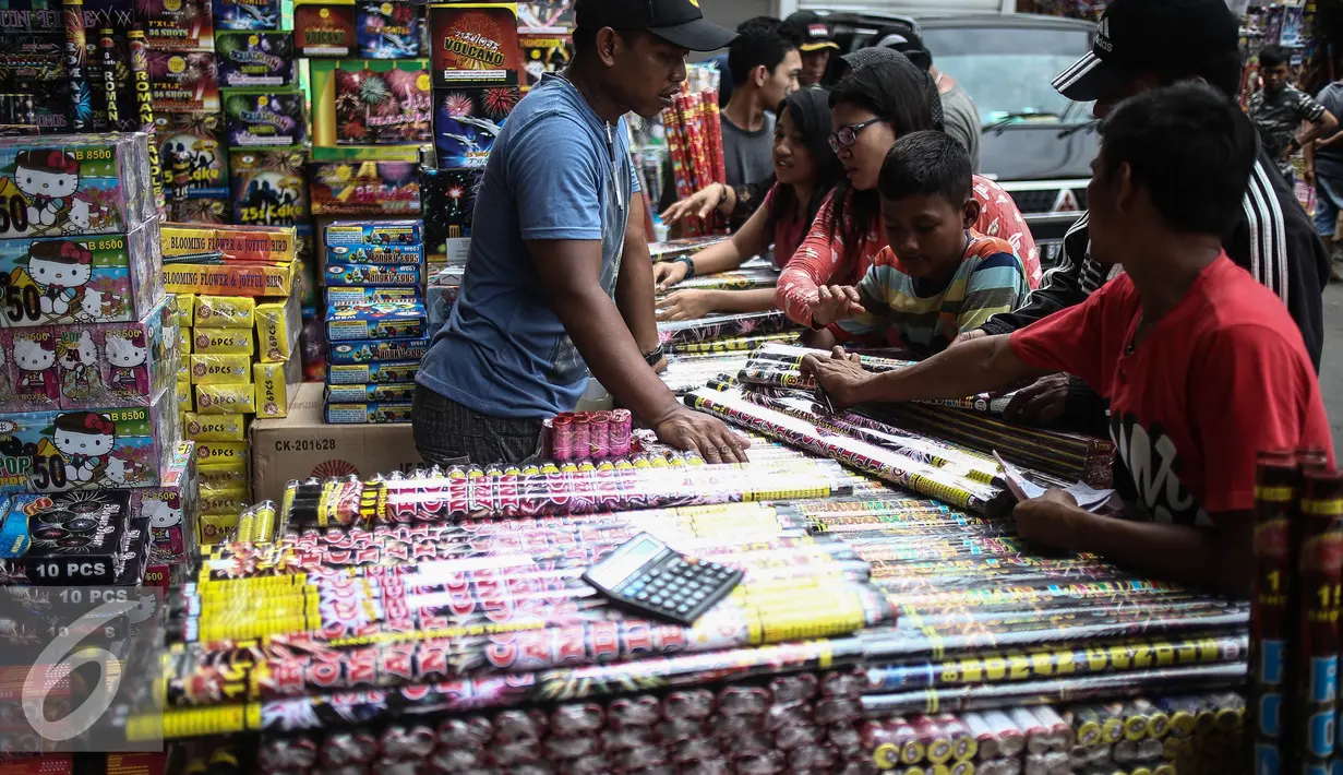 Pembeli memilih petasan di Pasar Asemka, Jakarta, Selasa (27/12). Jelang seminggu sebelum perayaan tahun baru 2017 sejumlah pedagang mulai menjajakan berbagai jenis petasan. (Liputan6.com/Faizal Fanani)