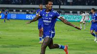 Pemain Persib, Ramon Tanque, merayakan gol yang dicetak ke gawang Bali United pada lanjutan BRI Super League 2025/2026 di Stadion Gelora Bandung Lautan Api, Minggu (12/4/2026) malam WIB. (Bola.com/Erwin Snaz)