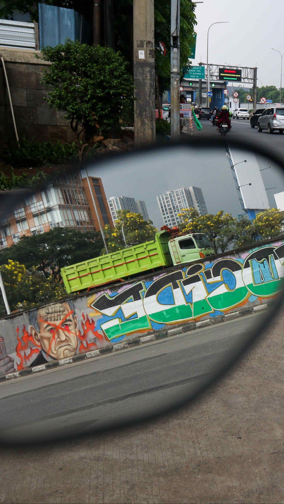 Wajah Netanyahu dalam mural tersebut ditampilkan dengan ekspresi tak biasa. Tampak ada coretan silang yang terbubuh di wajah Netanyahu.&nbsp;Foto: Liputan6.com/Herman Zakharia
