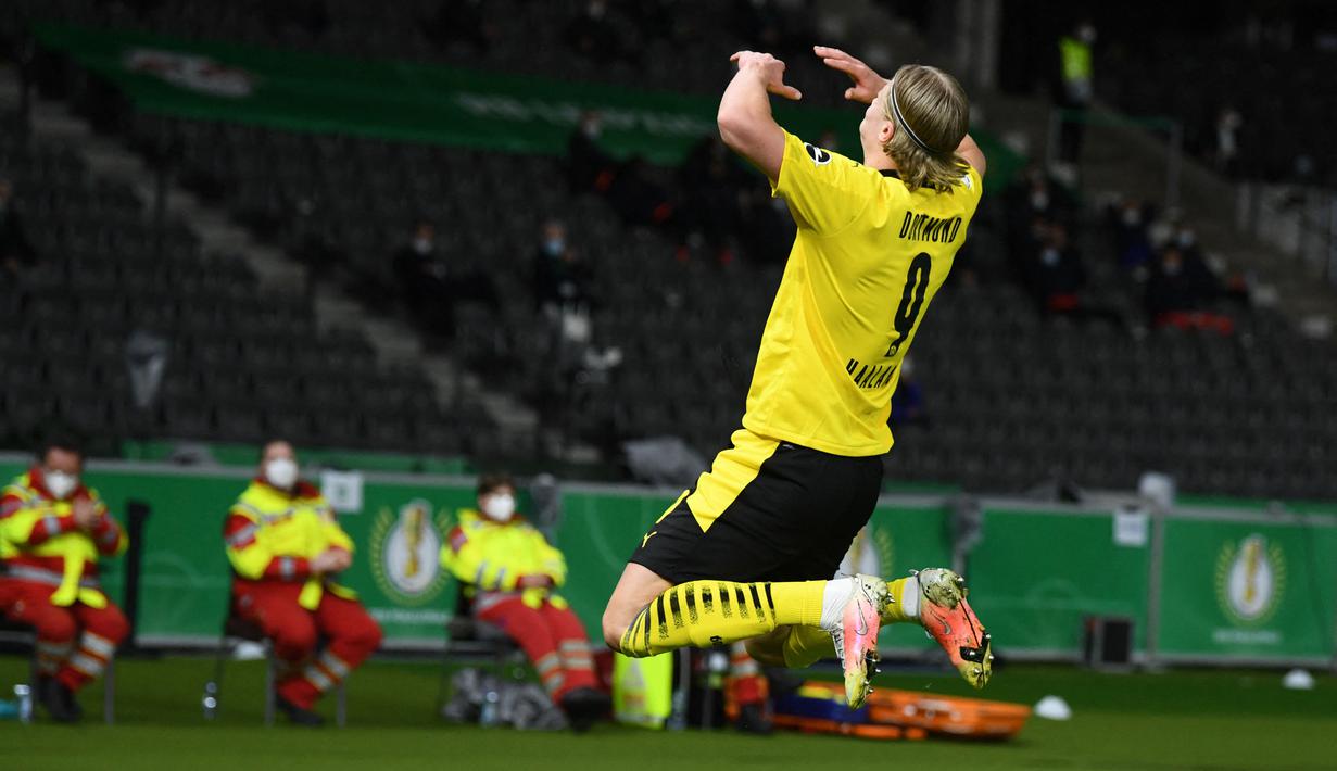 Striker Borussia Dortmund, Erling Haaland melakukan selebrasi usai mencetak gol kedua timnya ke gawang RB Leipzig dalam laga final DFB Pokal 2020/2021 di Olympiastadion, Berlin, Kamis (13/5/2021). Dortmund menang 4-1 atas Leipzig dan menjadi juara. (AFP/Annegret Hilse/Pool)