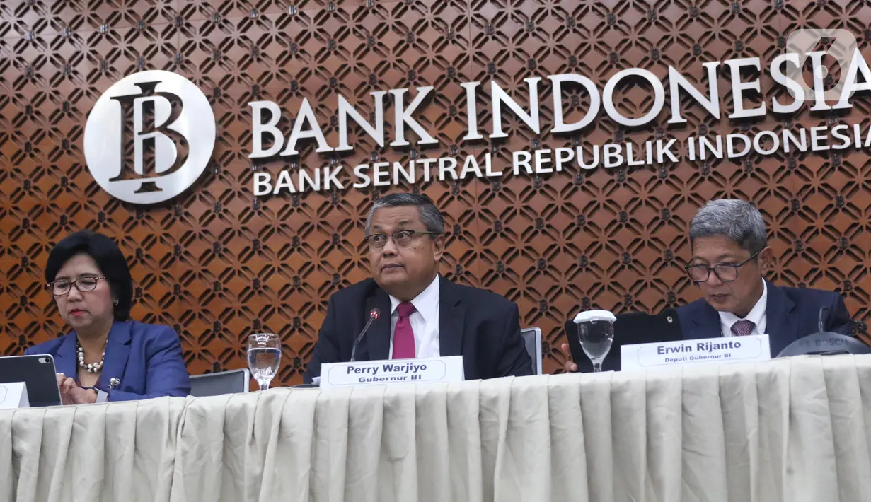 Gubernur Bank Indonesia Perry Warjiyo (tengah) menyampaikan hasil Rapat Dewan Gubernur (RGD) Bank Indonesia di Jakarta, Kamis (19/12/2019). RDG tersebut, BI memutuskan untuk tetap mempertahankan suku bunga acuan 7 Days Reverse Repo Rate (7DRRR) sebesar 5 persen. (Liputan6.com/Angga Yuniar)