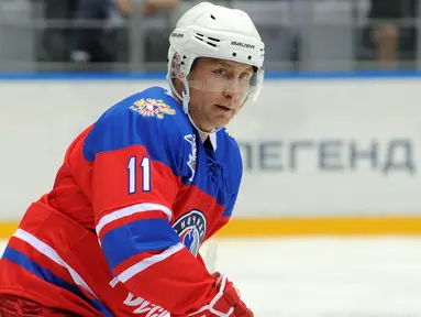 Aksi Presiden Rusia Vladimir Putin saat mengambil bagian dalam permainan hoki es di Sochi, Rusia, 10 Mei 2016. (Reuters/ Mikhail Klimentyev/Sputnik/Kremlin)