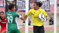 Pemain Mitra Kukar, Rizky Pellu, mencoba merebut bola dari kiper Semen Padang, Jandia Eka Putra, pada lanjutan Grup D Piala Jenderal Sudirman 2015 di Stadion Manahan, Solo, Selasa (15/12/2015). (Bola.com/Nicklas Hanoatubun)