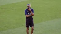 Pelatih Barcelona, Quique Setien melihat para pemainnya berlatih di stadion Da Luz, Lisbon, Portugal (13/8/2020). Barcelona akan bertanding melawan Bayern Munchen pada perempat final Liga Champions di Estadio da Luz. (Rafael Marchante/Pool via AP)