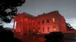 Cahaya warna pink menghiasi Gedung Putih sebagai tanda dukungan atas kewaspadaan bahaya kanker payudara, Washington, Jumat (9/10/2015). Tiap tahunnya di bulan Oktober, ditetapkan sebagai bulan kewaspadaan atas kanker payudara. (REUTERS/Yuri Gripas)