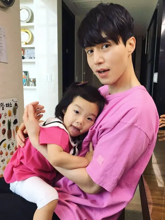 Nggak cuma ganteng, Lee Dong Wook juga ternyata akrab banget sama ana-anak. Waaah, oppa idaman banget nih! (instagram/leedongwook_official)